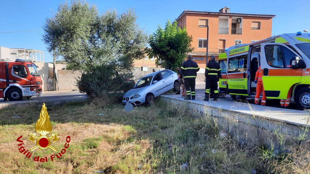 Arzachena, sbatte su un'altra auto e finisce fuori strada: donna in ospedale a Olbia