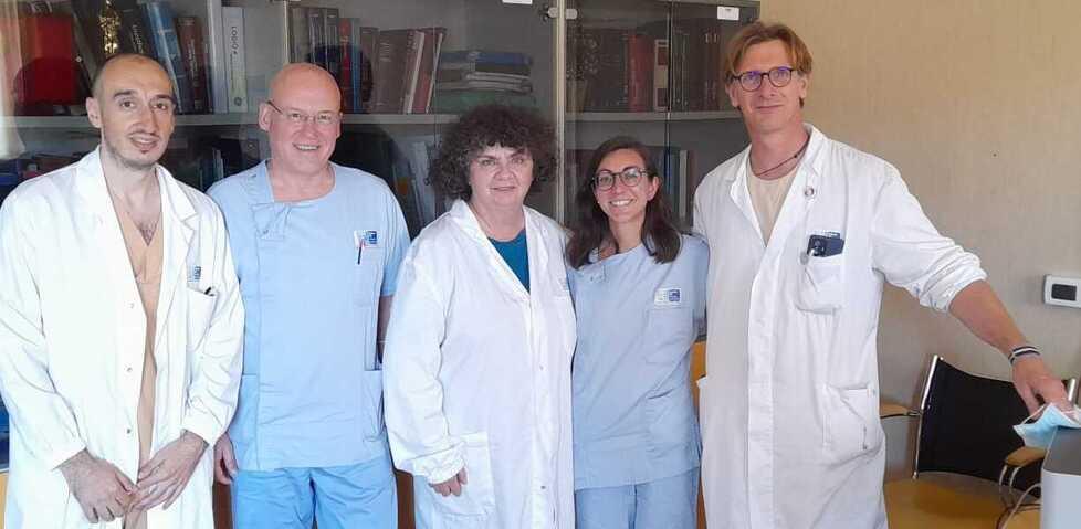 Nella foto alcuni dei medici che hanno partecipato al salvataggio della 55enne di Shangai. Da sinistra il rianimatore Baldo Ferro, il primario del pronto soccorso Luca Dellatomasina poi Anna Novelli responsabile della terapia sub intensiva, Veronica Geri della Rianimazione dell’Opa di Massa e il radiologo interventista Roberto Arpesani