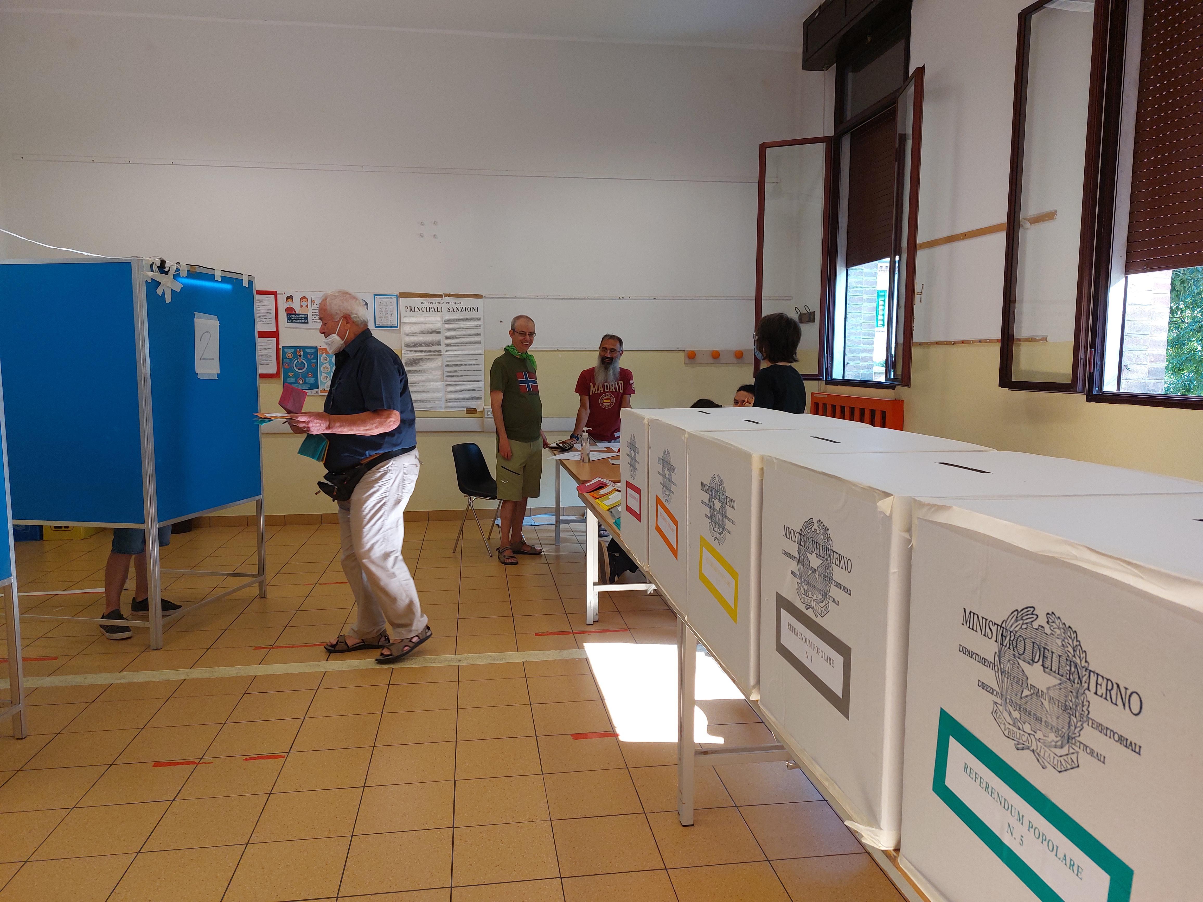Ferrara, bassa affluenza alle urne nelle prime ore di voto