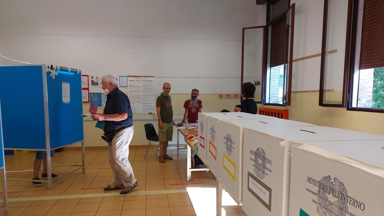 Ferrara, bassa affluenza alle urne nelle prime ore di voto