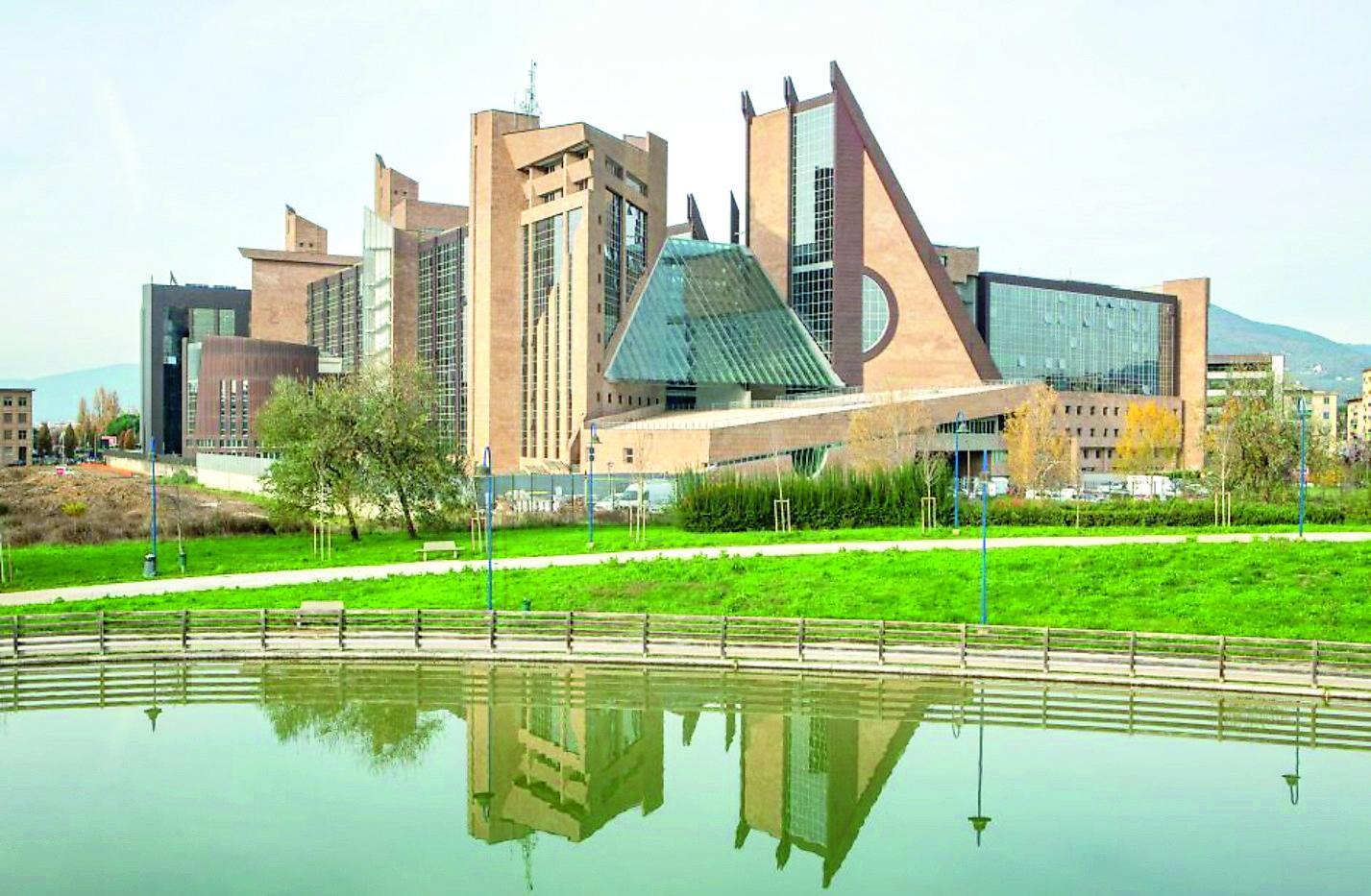 Critica le misure anti-Covid e lo licenziano. Ma è illegittimo: studio legale di Firenze condannato 