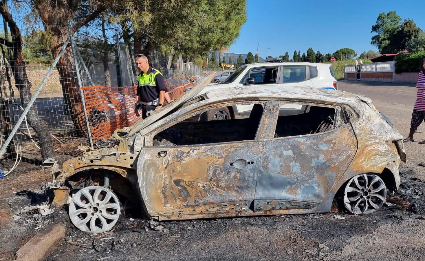 Una delle auto incendiate (foto Mario Rosas)