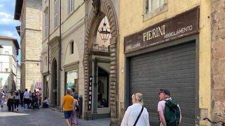 Lucca, i franchising cercano personale per i loro negozi in via Fillungo: come candidarsi