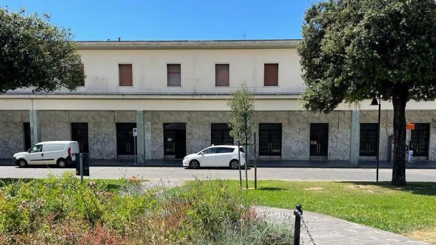 Ascensore in tilt e zero servizi: viaggio nella stazione fantasma di Pietrasanta
