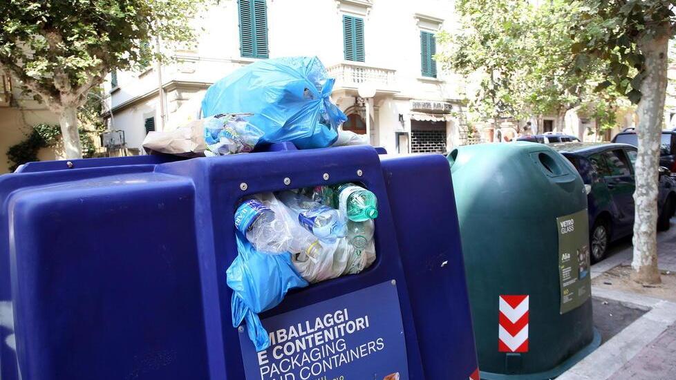 Spazi ridotti e tante bottiglie: a Montecatini allarme raccolta differenziata