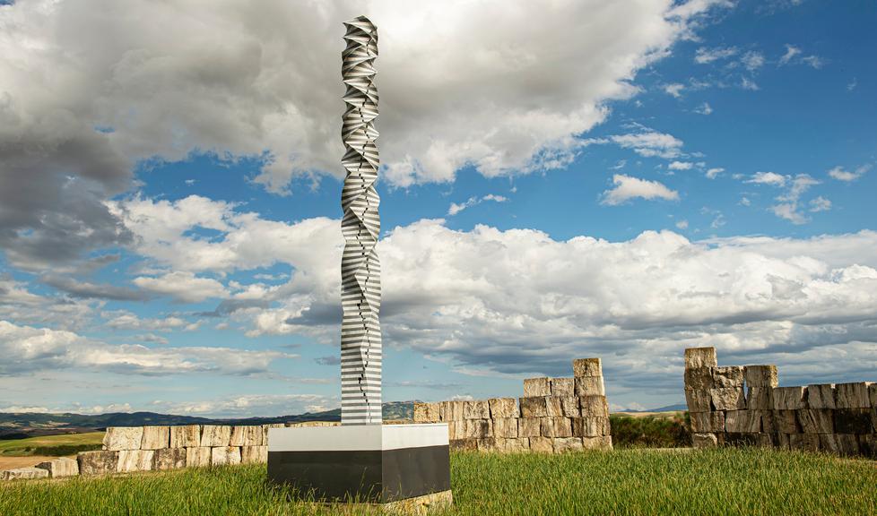 Sul Teatro del Silenzio svetta la colonna di Park Eun Sun