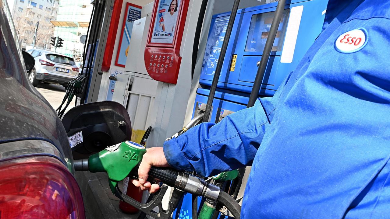 Benzina e gasolio rincarano ancora: risparmiare in Versilia si può, ma non per molto