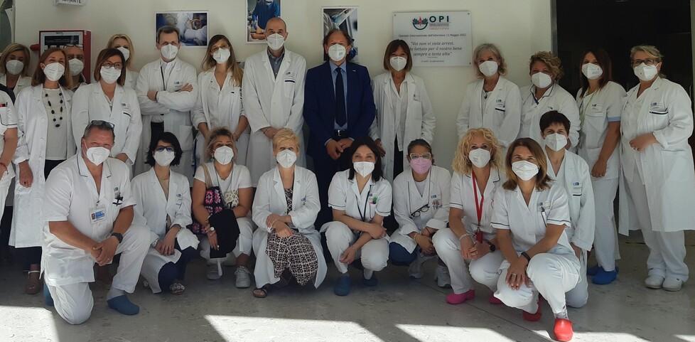 «Avete lottato per noi a testa alta». Targa per il personale ospedaliero 
