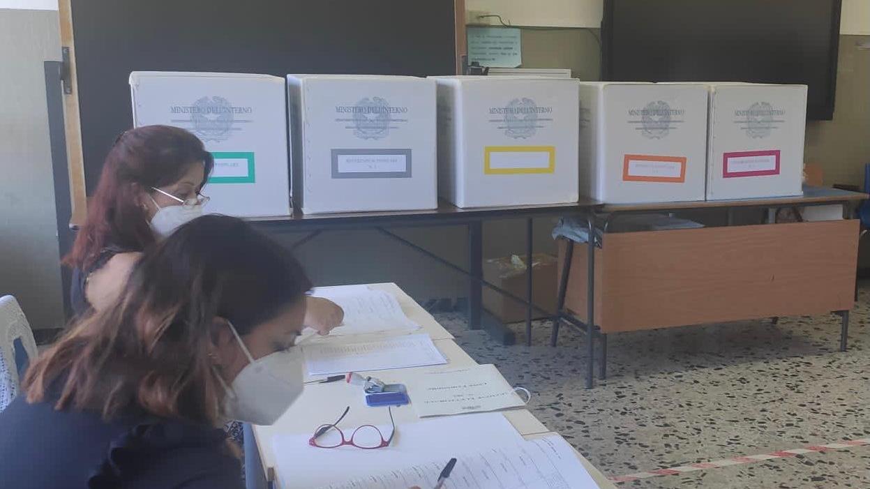 Un seggio per la votazione, in fondo le schede per i referendum (foto Mario Rosas)