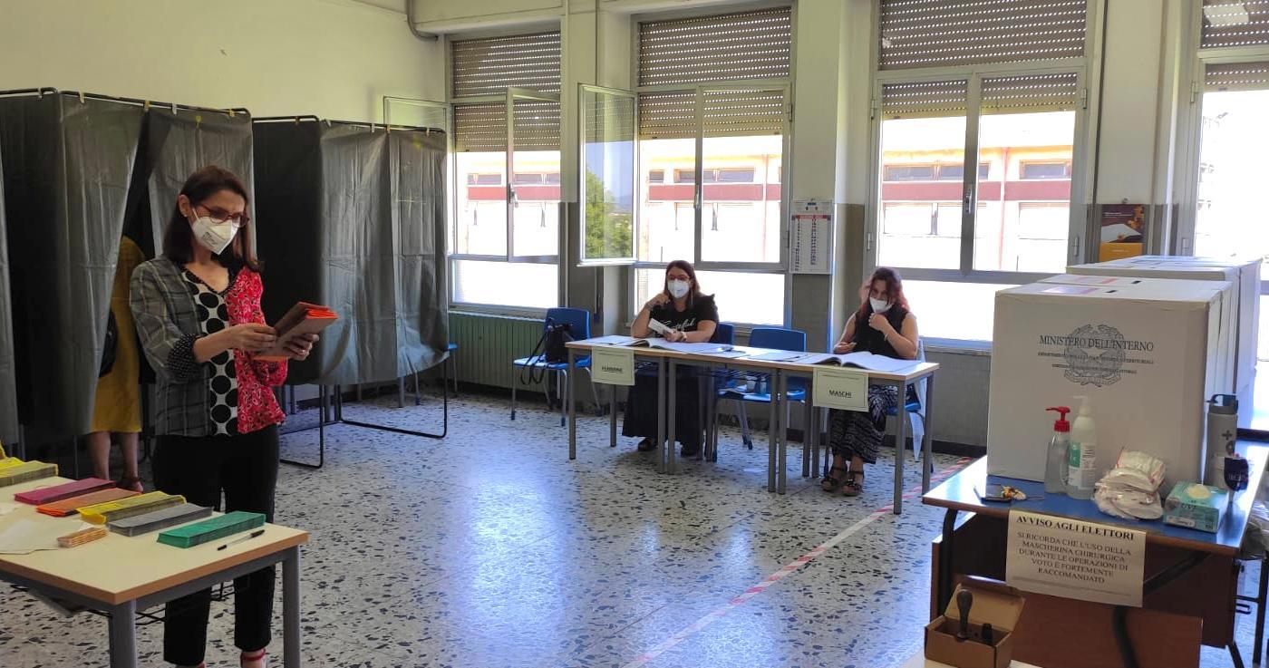 Scarsa l'affluenza dei votanti stamani 12 giugno a Cagliari (foto Mario Rosas)