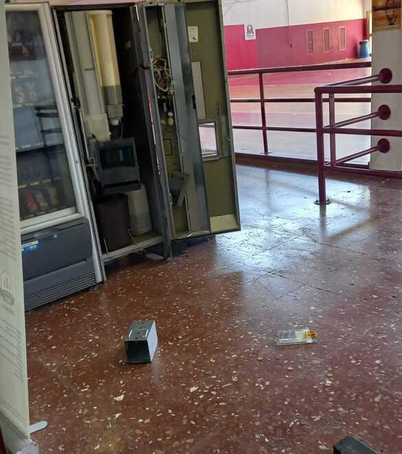 I danni all’interno dell’impianto PalaCosmelli di via Allende dopo il raid