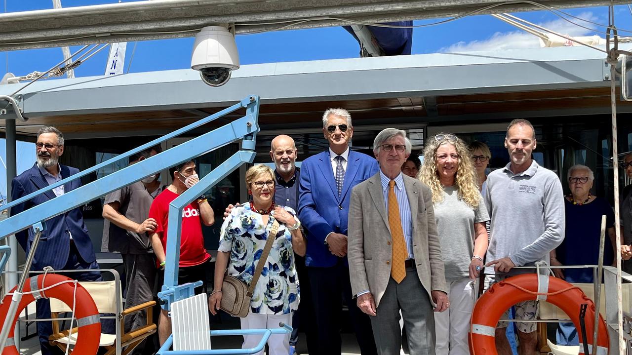 Viareggio, prende il mare la barca Elianto con a bordo 250 ospiti disabili: «Sfida per i diritti»