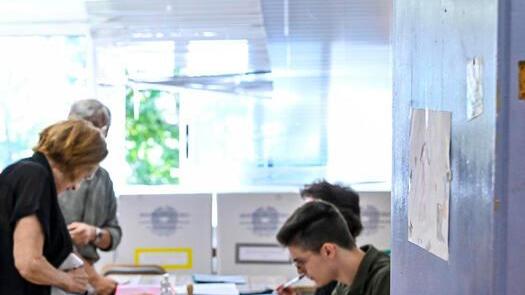 Exit poll: centrodestra avanti a Genova e Palermo, al ballottaggio Parma e Verona