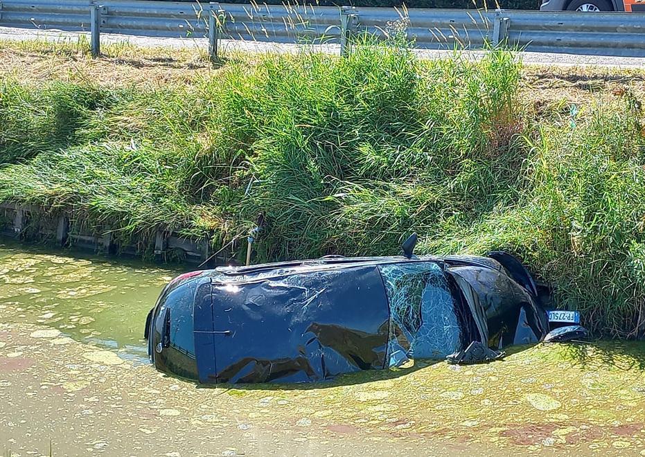 Pontegradella, auto salta guard rail e va nel canale: miracolate tre ragazze di 25 anni 