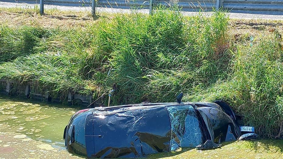 Pontegradella, auto salta guard rail e va nel canale: miracolate tre ragazze di 25 anni