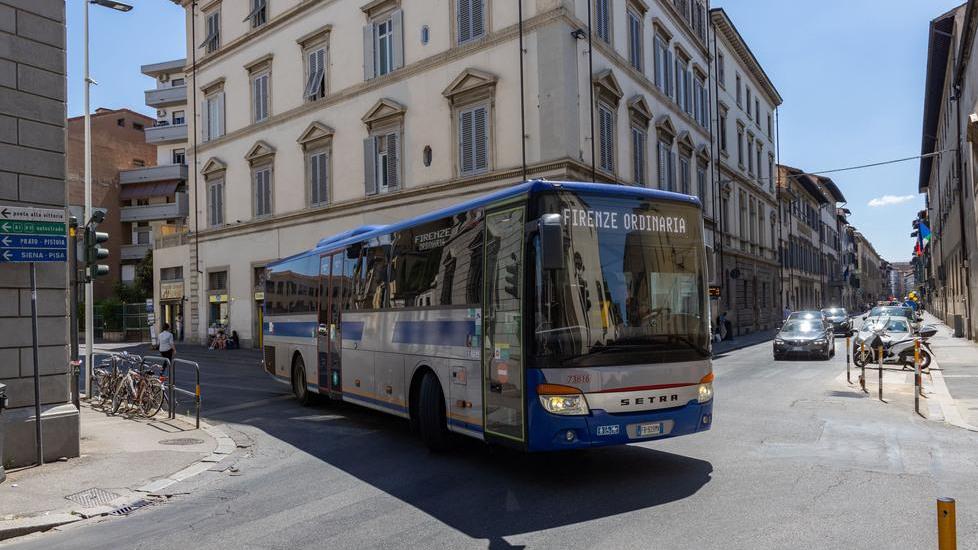 Bus costretti a passare sul marciapiede: via della Scala Far West del traffico