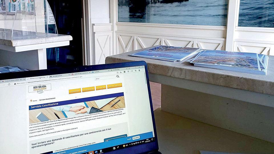 Lo sportello di Forte dei Marmi e, sotto, il sito della Polizia di Stato