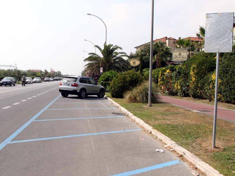 Stalli blu, ma senza parchimetri: è il caos sosta sul lungomare di Massa