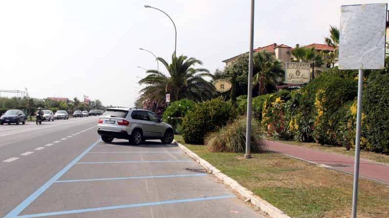 Stalli blu, ma senza parchimetri: è il caos sosta sul lungomare di Massa