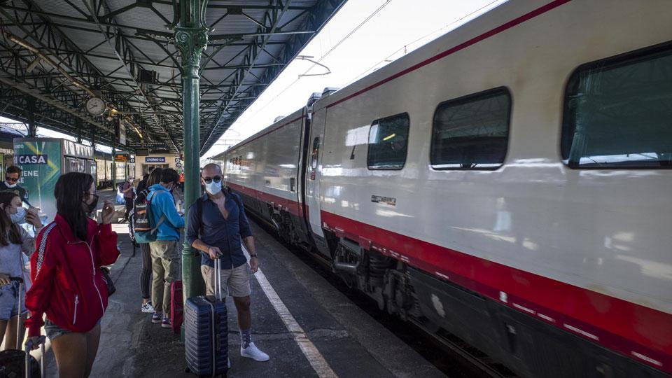 Un treno Frecciabianca in una stazione toscana (Pentafoto) Nella foto piccola a sinistra il duomo di Milano (LaPresse)