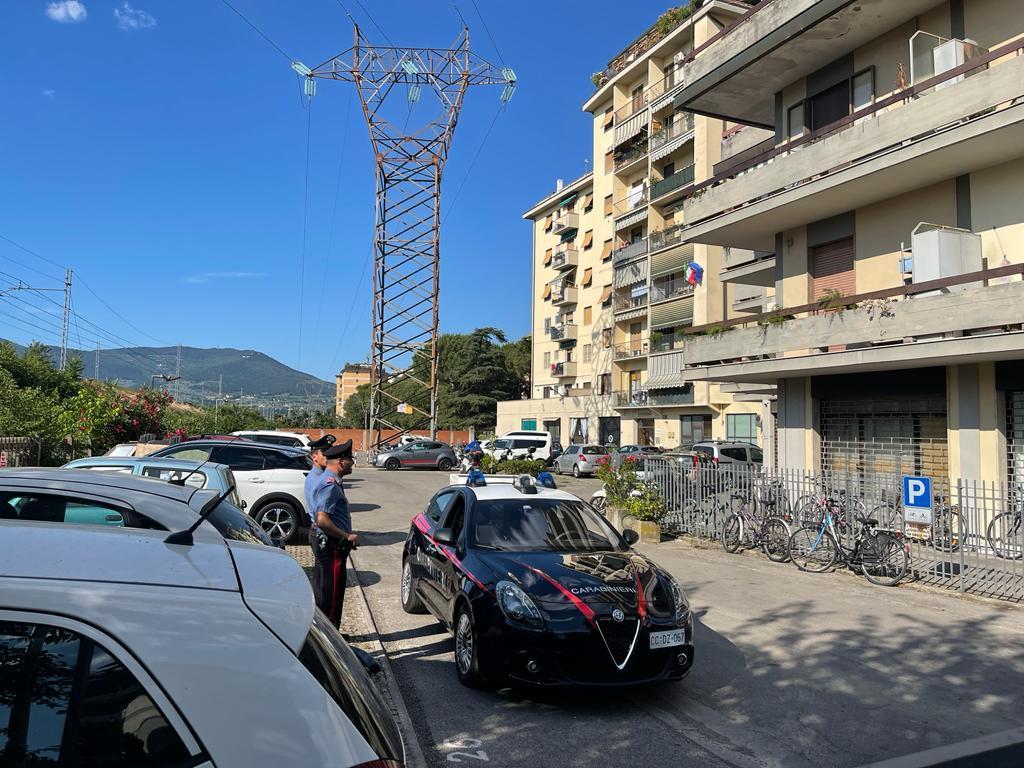 Sparatoria nelle scale del condominio, fermato un uomo: ecco chi è 