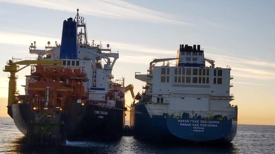 la nave rigassificatore al largo di Livorno