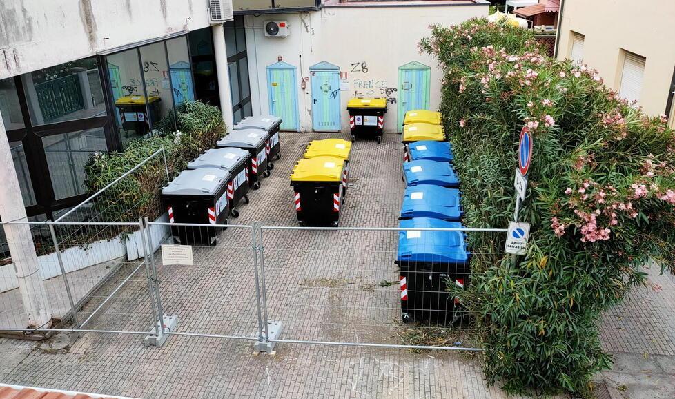 Cecina, sfilza di cassonetti sotto casa: la protesta dei residenti 