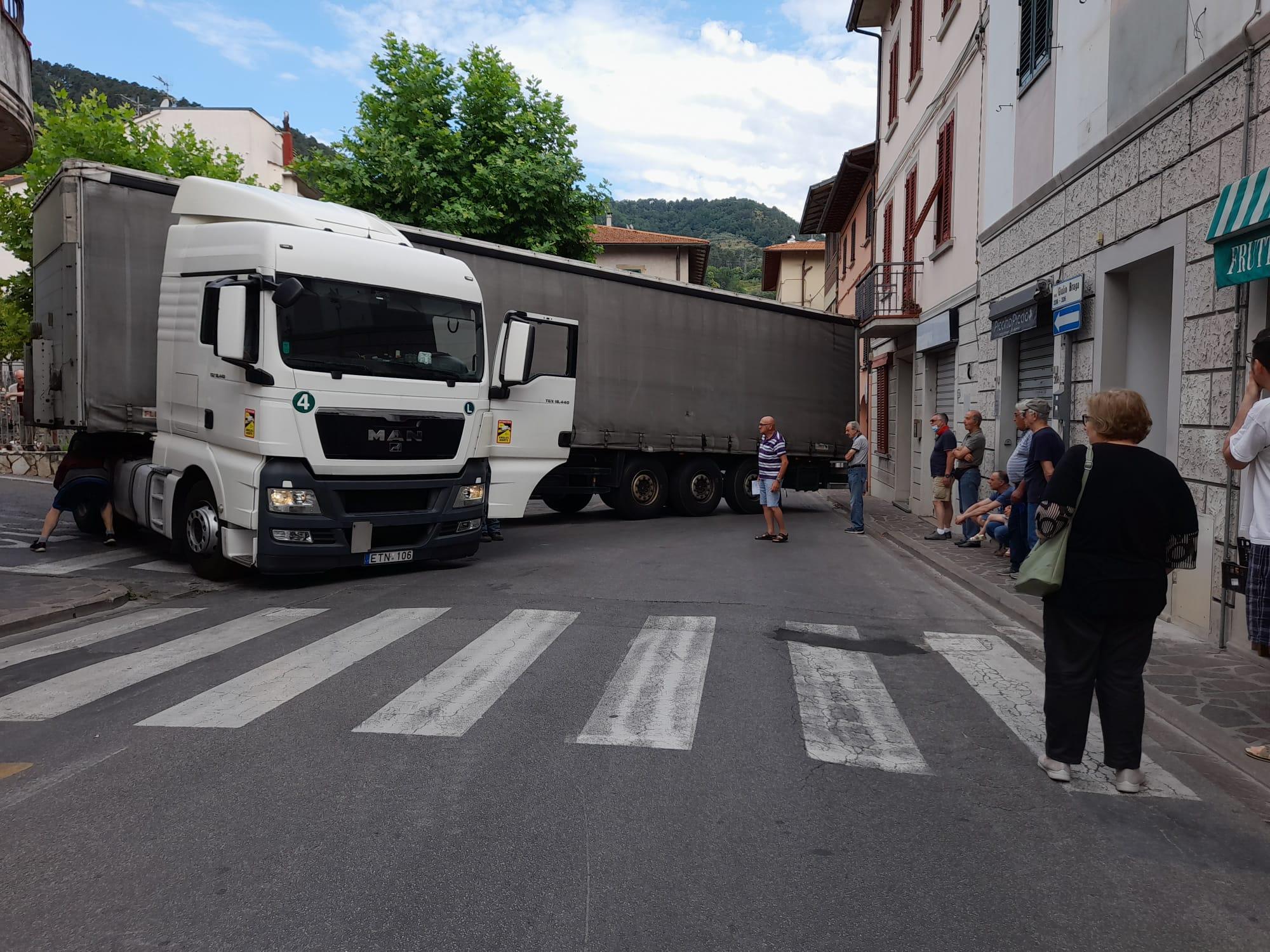 Il camion incastrato in via Braga a Vaiano