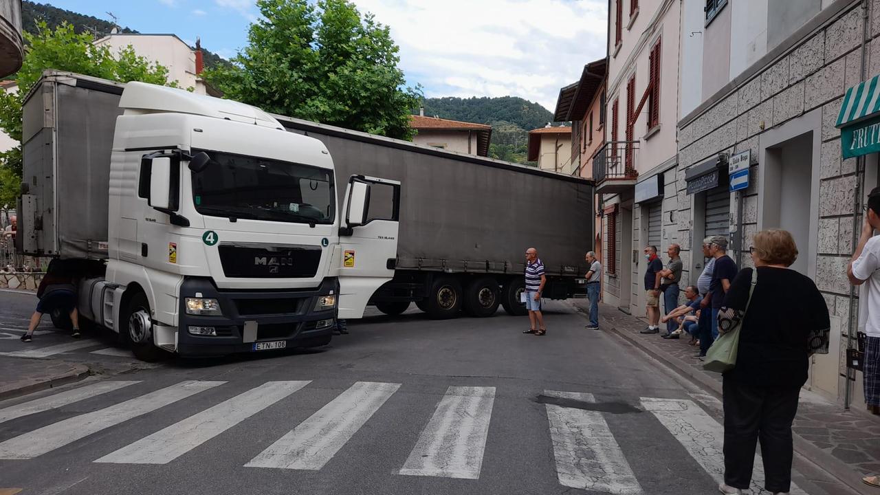 Il camion incastrato in via Braga a Vaiano