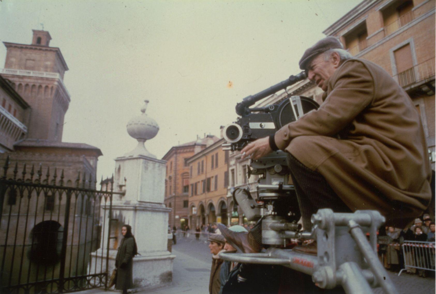 Giuliano Montaldo sul set de "Gli occhiali d'oro"