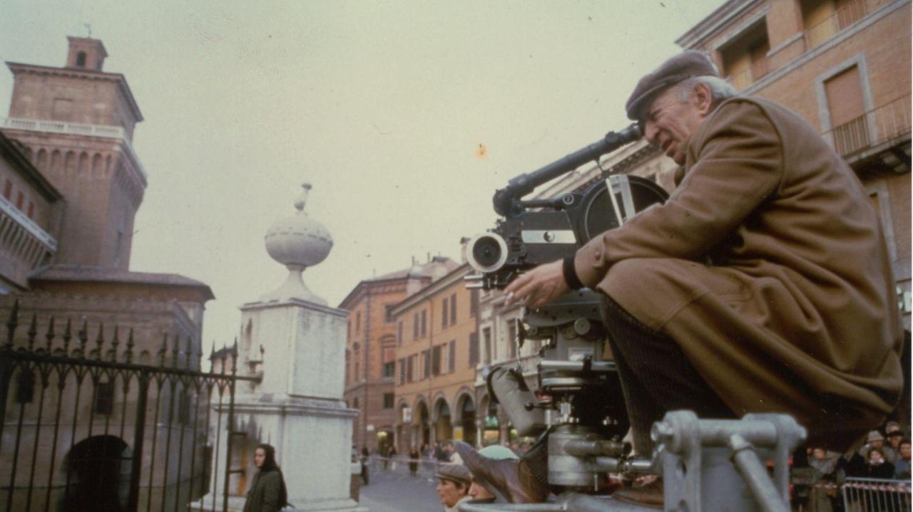 Giuliano Montaldo sul set de "Gli occhiali d'oro"
