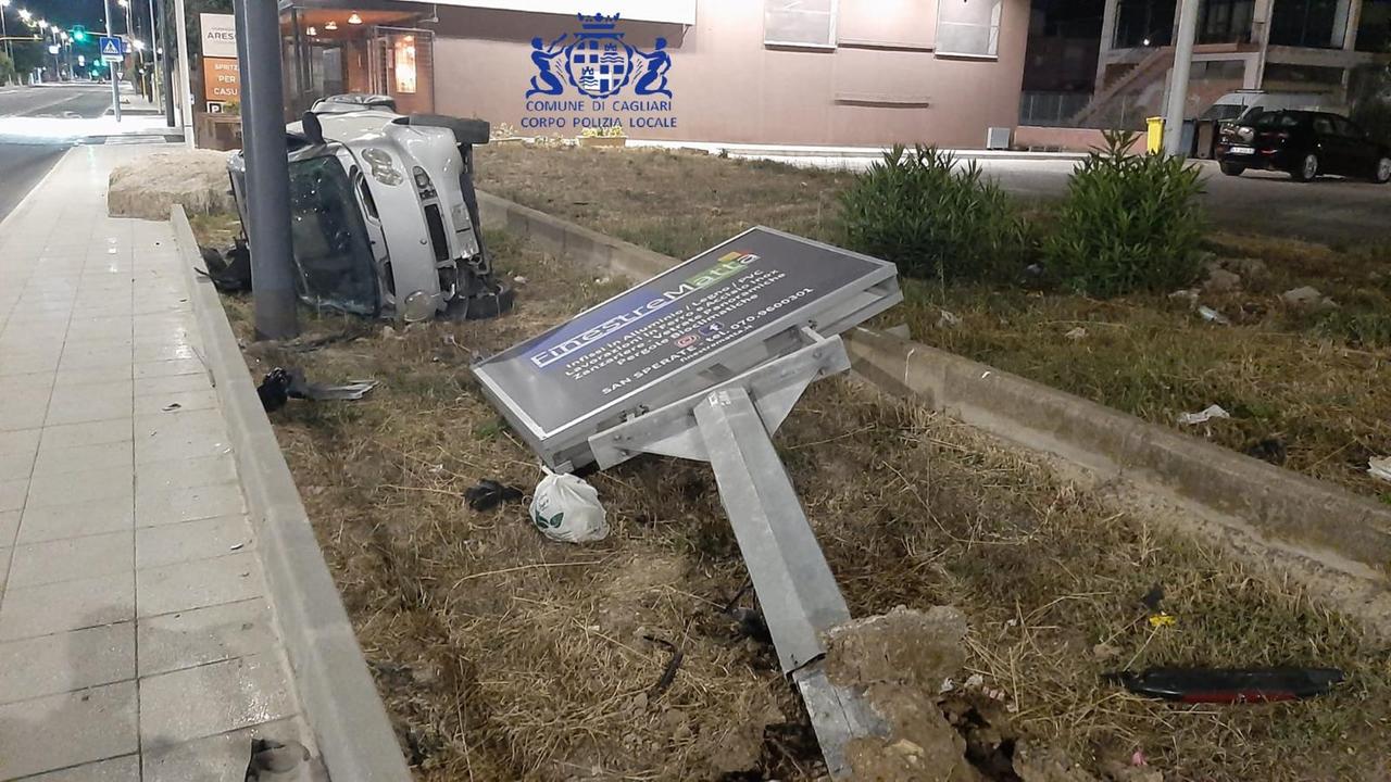 Con l'auto sbatte sui cartelli stradali e finisce in cunetta: grave una 21enne di Cagliari