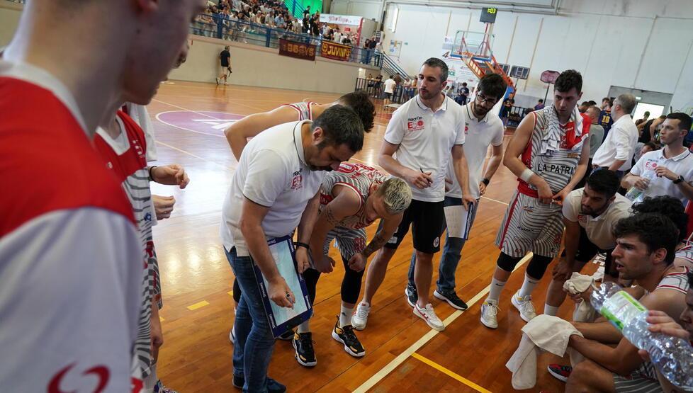 La truppa biancorossa agli ordini di coach a Alessio Marchini durante un timeout (Foto Franco Silvi)