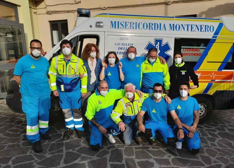 Alcuni dei volontari della Misericordia di Montenero davanti all’ambulanza parcheggiata fuoridalla sede di piazza delle Carrozze
