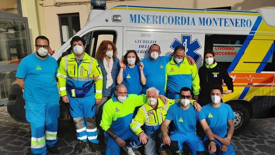 Alcuni dei volontari della Misericordia di Montenero davanti all’ambulanza parcheggiata fuoridalla sede di piazza delle Carrozze