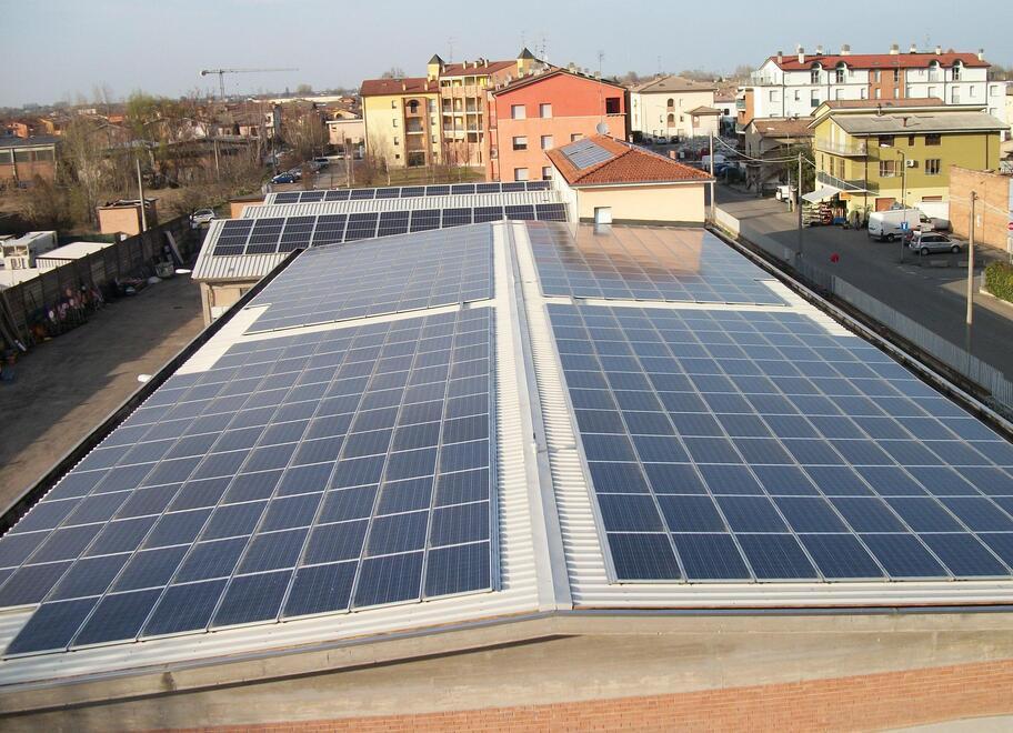 Pannelli fotovoltaici su alcuni fabbricati all’interno di un quartiere