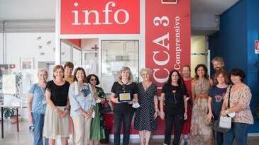La consegna della targa nei locali della scuola media Carlo Del Prete a Sant’Anna