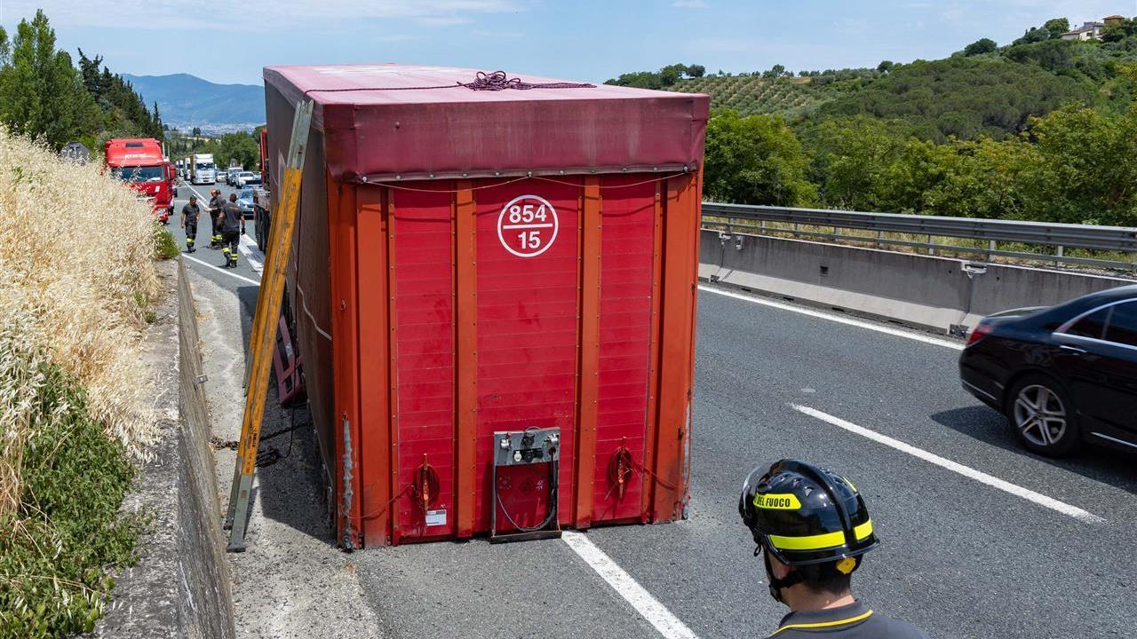Il rimorchio perso dal tir in superstrada