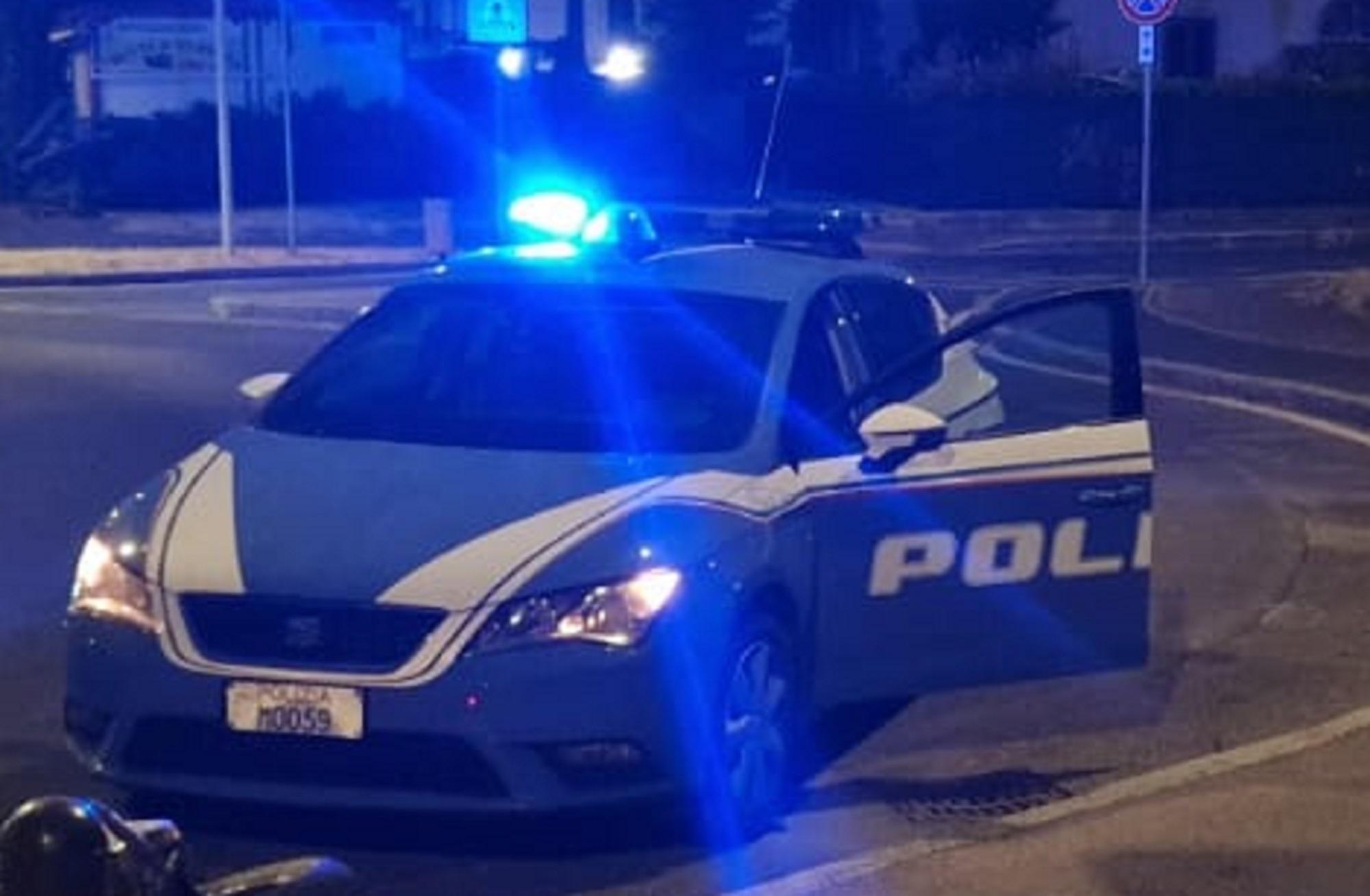 Una volante della polizia di Stato (foto d'archivio)