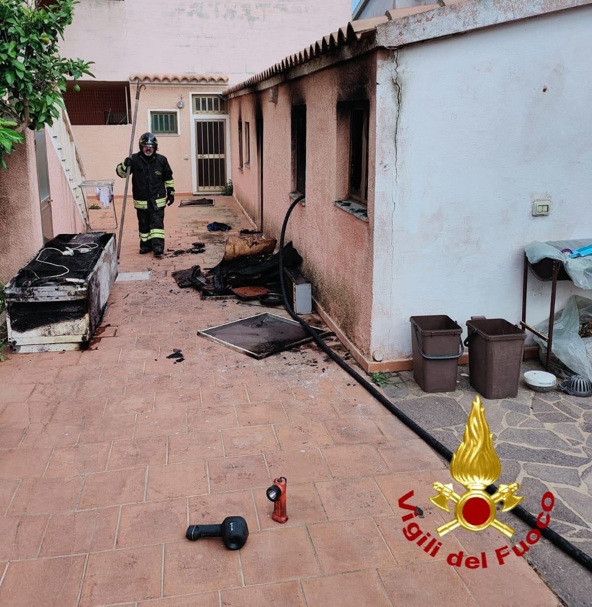 Santa Teresa, appartamento in fiamme