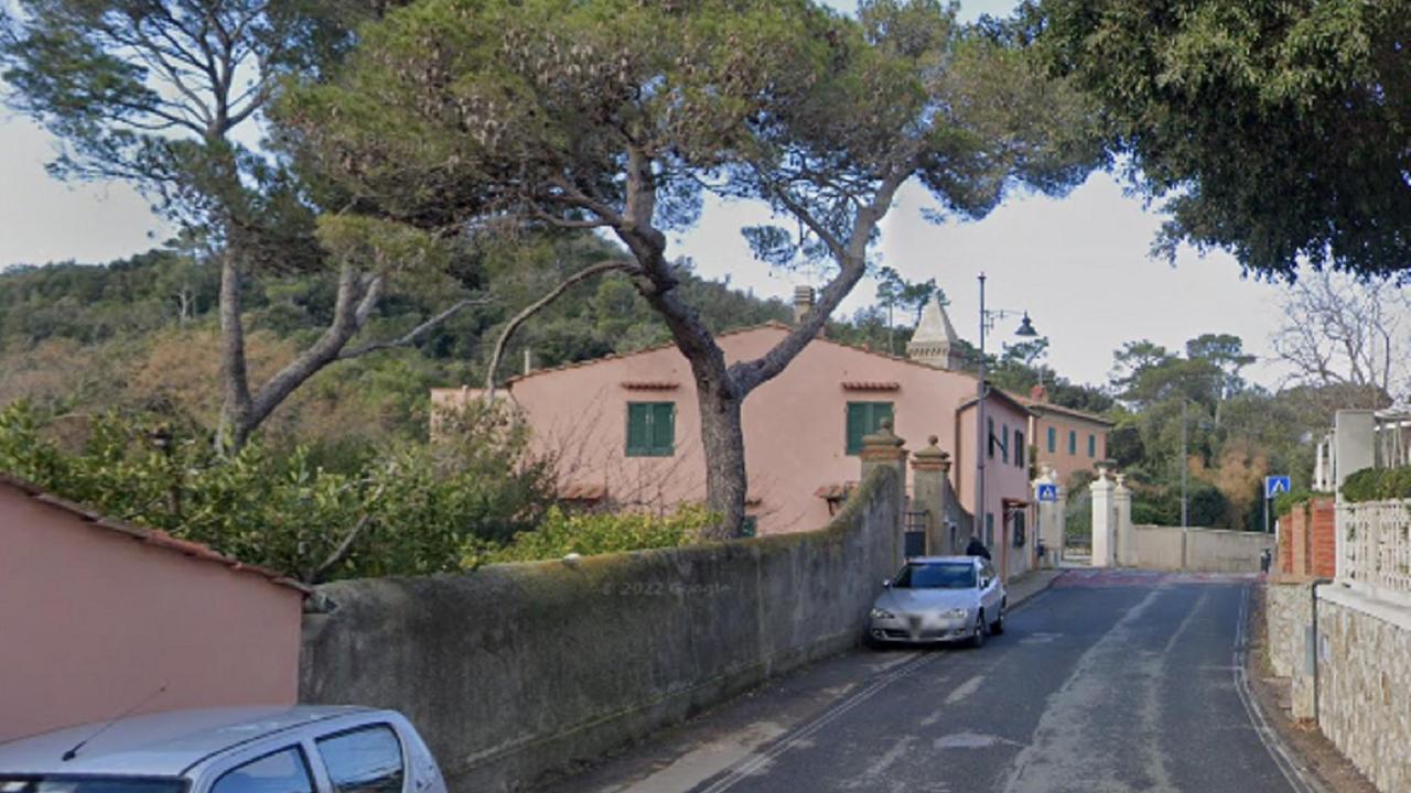 Una veduta di via di Quercianella, al Castellaccio