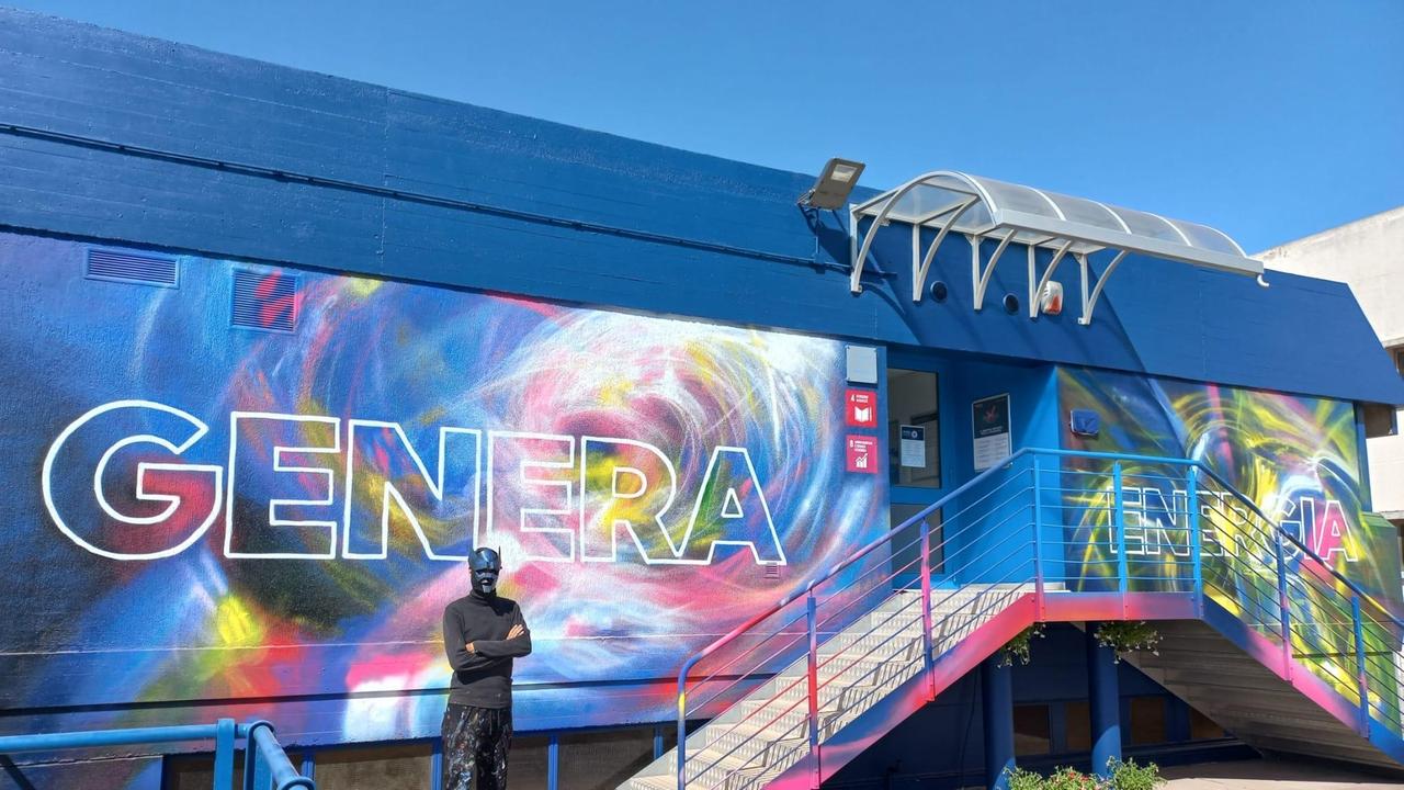 Lo street artist Manu Invisible davanti al centro di addestramento e formazione di E-Distribuzione a Quartucciu