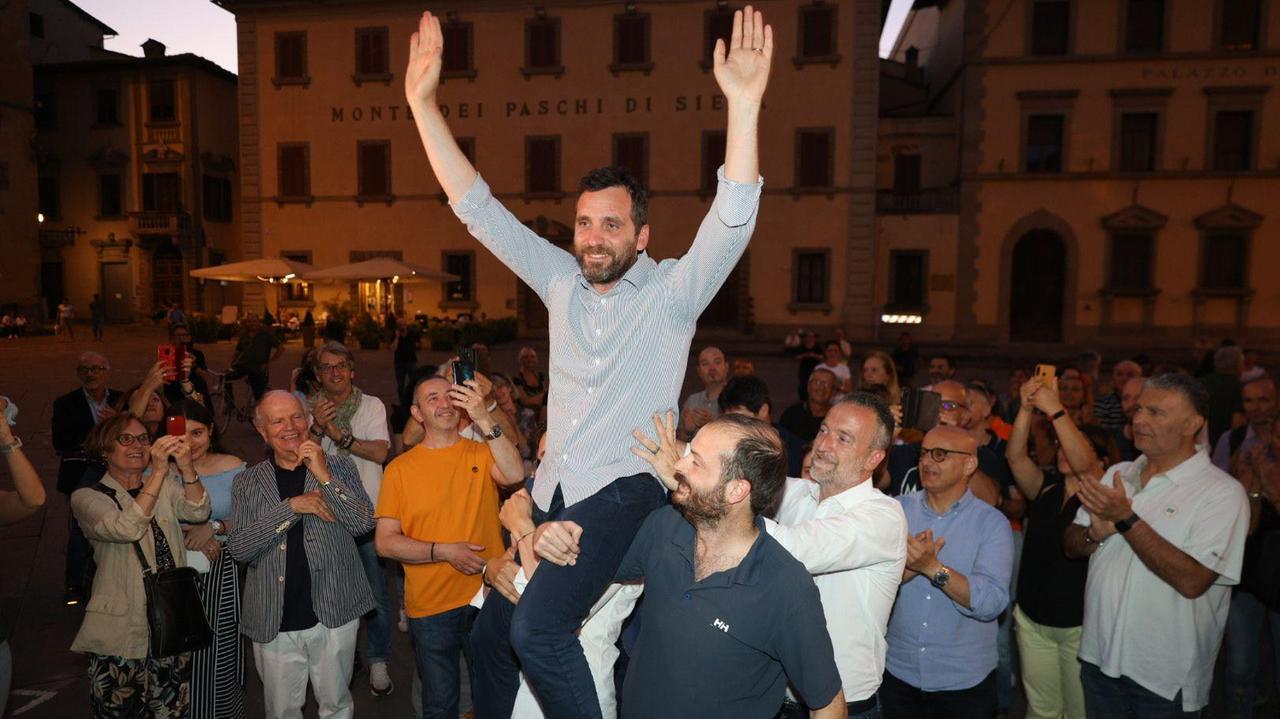 Alessandro Tomasi festeggia a Pistoia: il sindaco di centrodestra ha vinto al primo turno conquistando così il secondo mandato (Foto di Paolo Nucci)