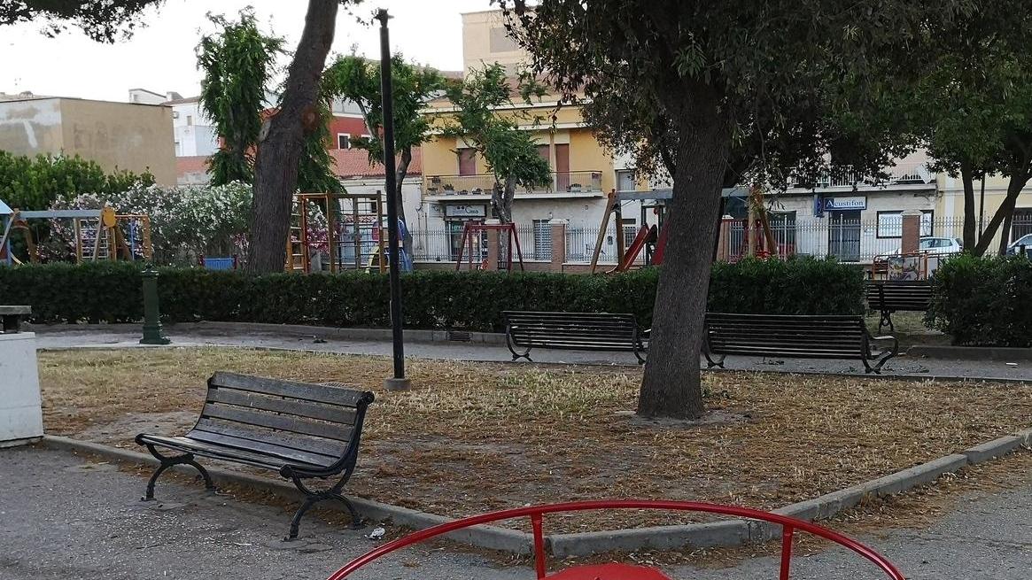 Porto Torres, il parco in mano ai vandali: sradicata la nuova giostra