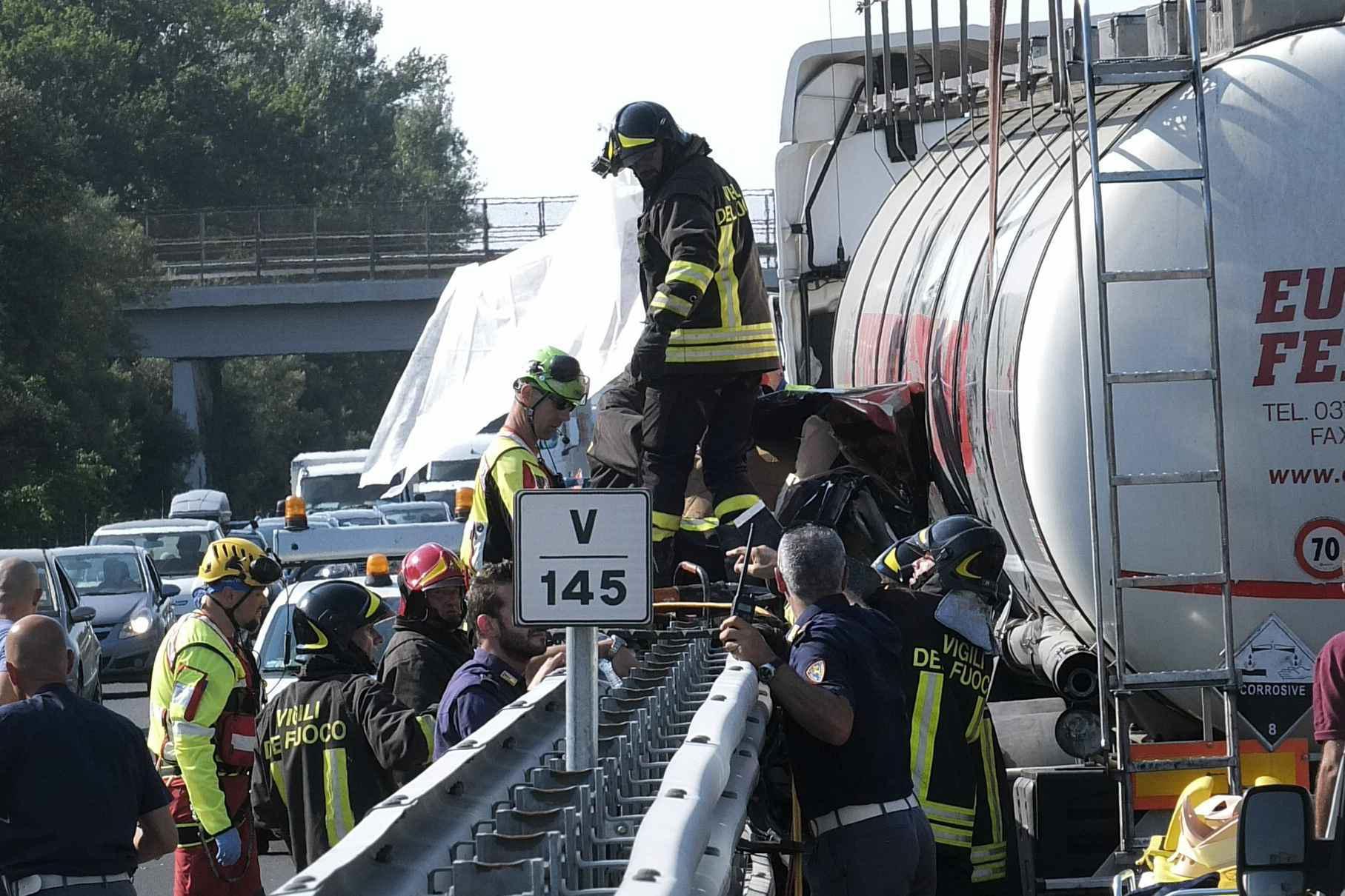 Nessun colpevole per la morte dei gemellini nell’auto sull’A12: assolto l'autista del Tir