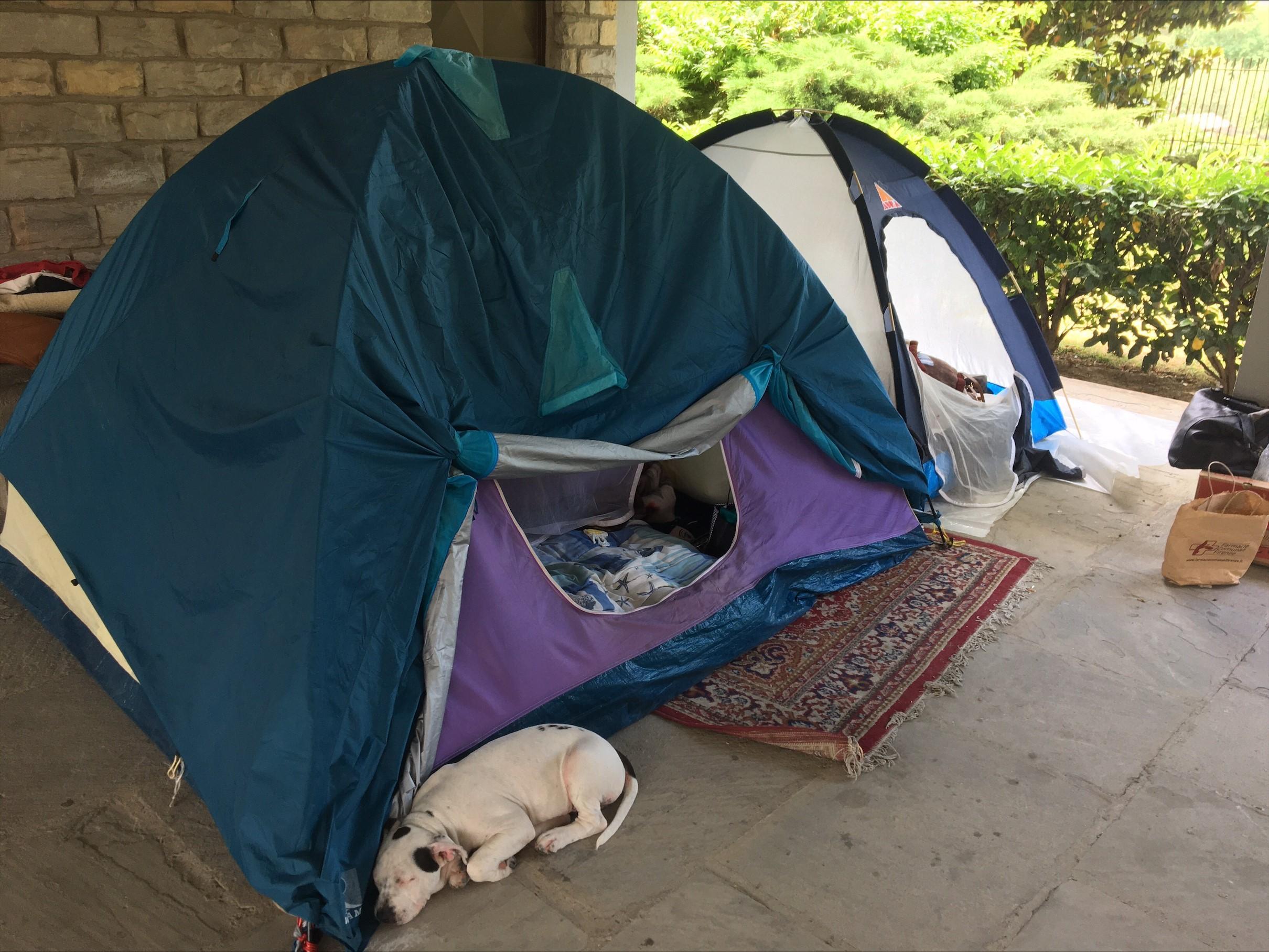 Nezha e i figli sfrattati dalla casa popolare: «Ora dormiamo in tenda sul pianerottolo»