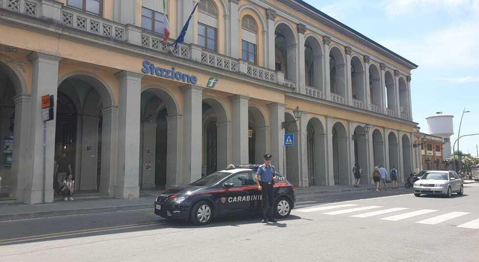 Lucca, presa un’altra baby gang: armati di pistola e coltello rapinano due minori