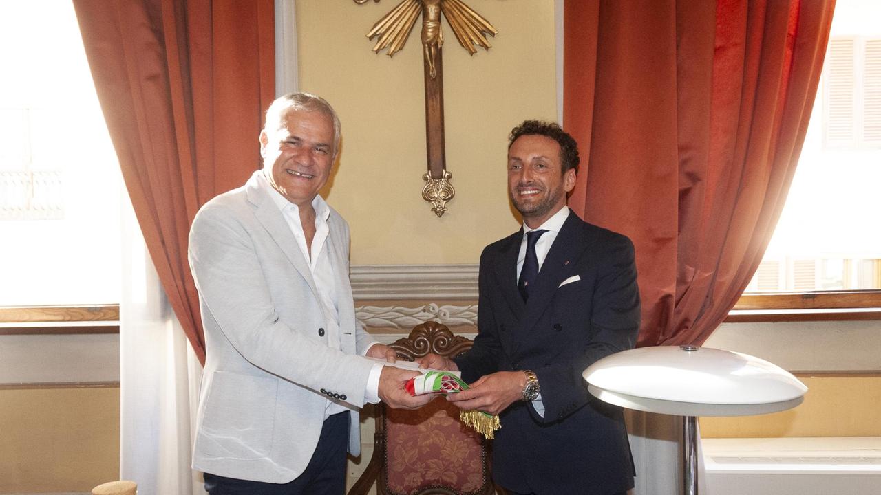 Il passaggio di consegne tra l’ex sindaco Del Dotto e Marcello Pierucci