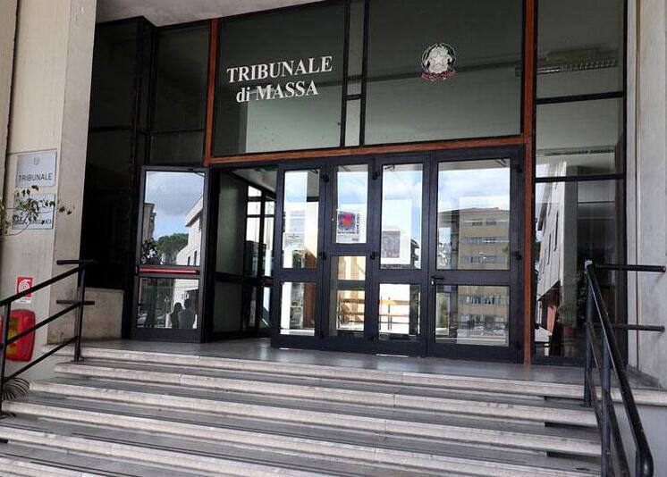 In cassaforte bomba con razzo e rivoltella d’epoca scacciacani 