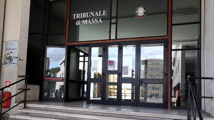 In cassaforte bomba con razzo e rivoltella d’epoca scacciacani